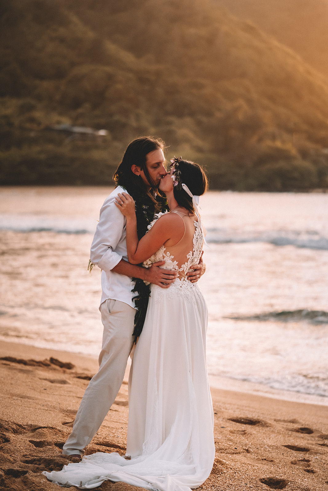 Kaua'i Helicopter Elopement & Intimate Beach Cermony Kaua'i Helicopter Elopement & Intimate Beach Cermony