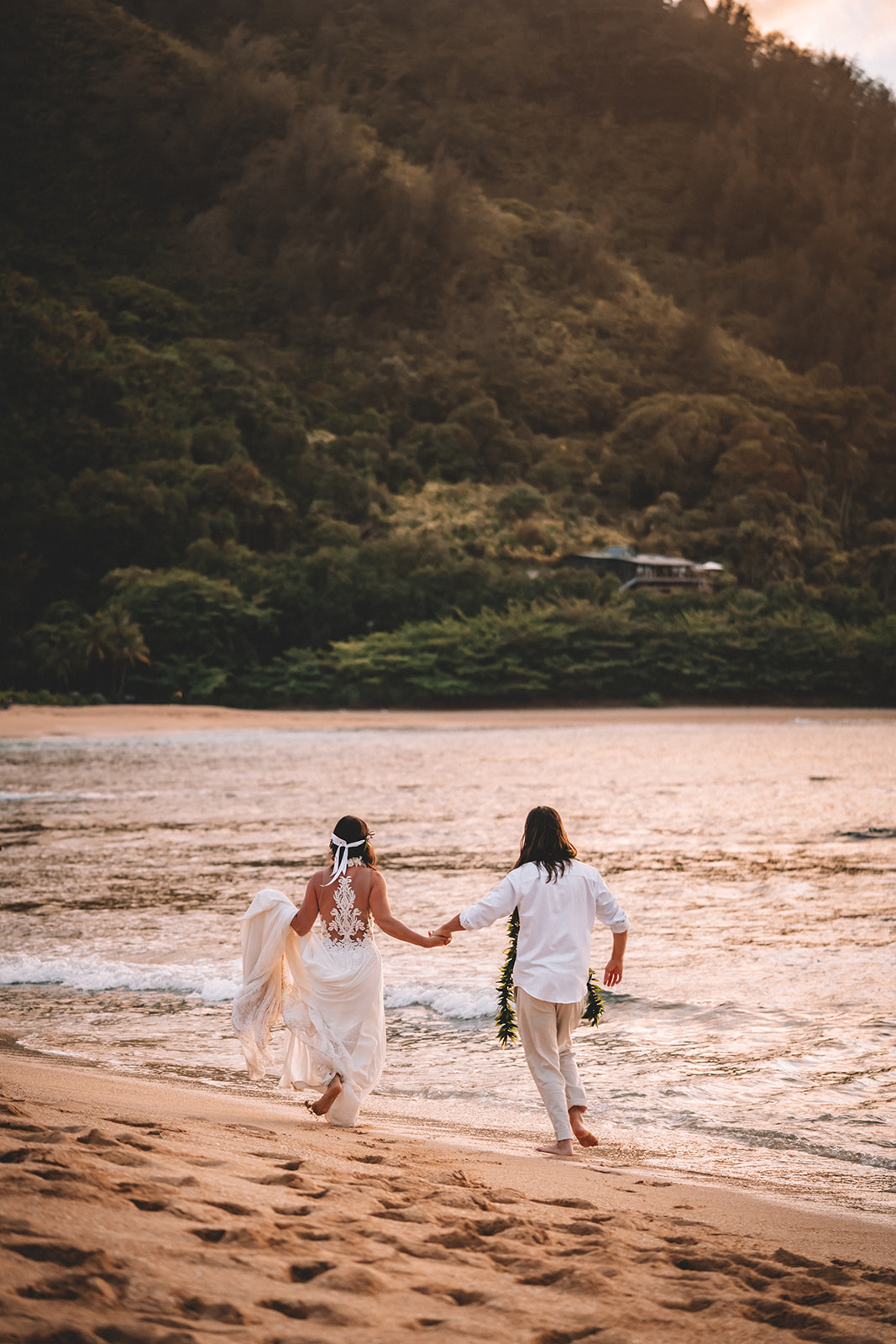 Kaua'i Helicopter Elopement & Intimate Beach Cermony Kaua'i Helicopter Elopement & Intimate Beach Cermony