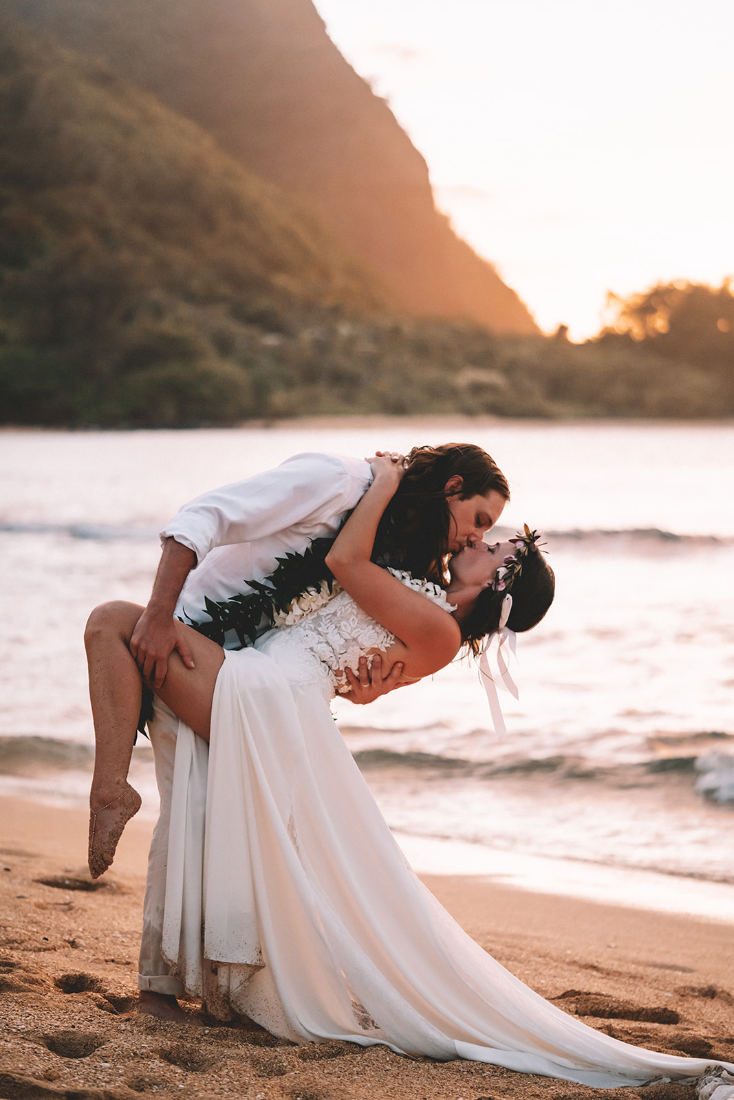 Kaua'i Helicopter Elopement & Intimate Beach Cermony Kaua'i Helicopter Elopement & Intimate Beach Cermony