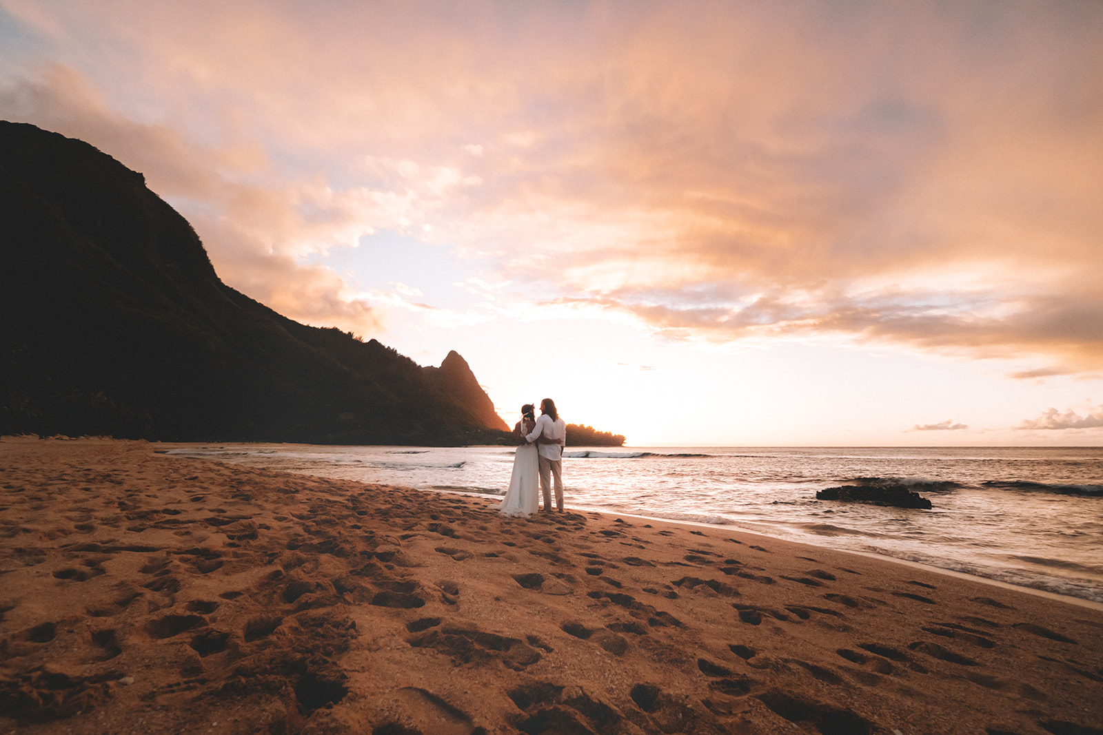 Kaua'i Helicopter Elopement & Intimate Beach Cermony Kaua'i Helicopter Elopement & Intimate Beach Cermony