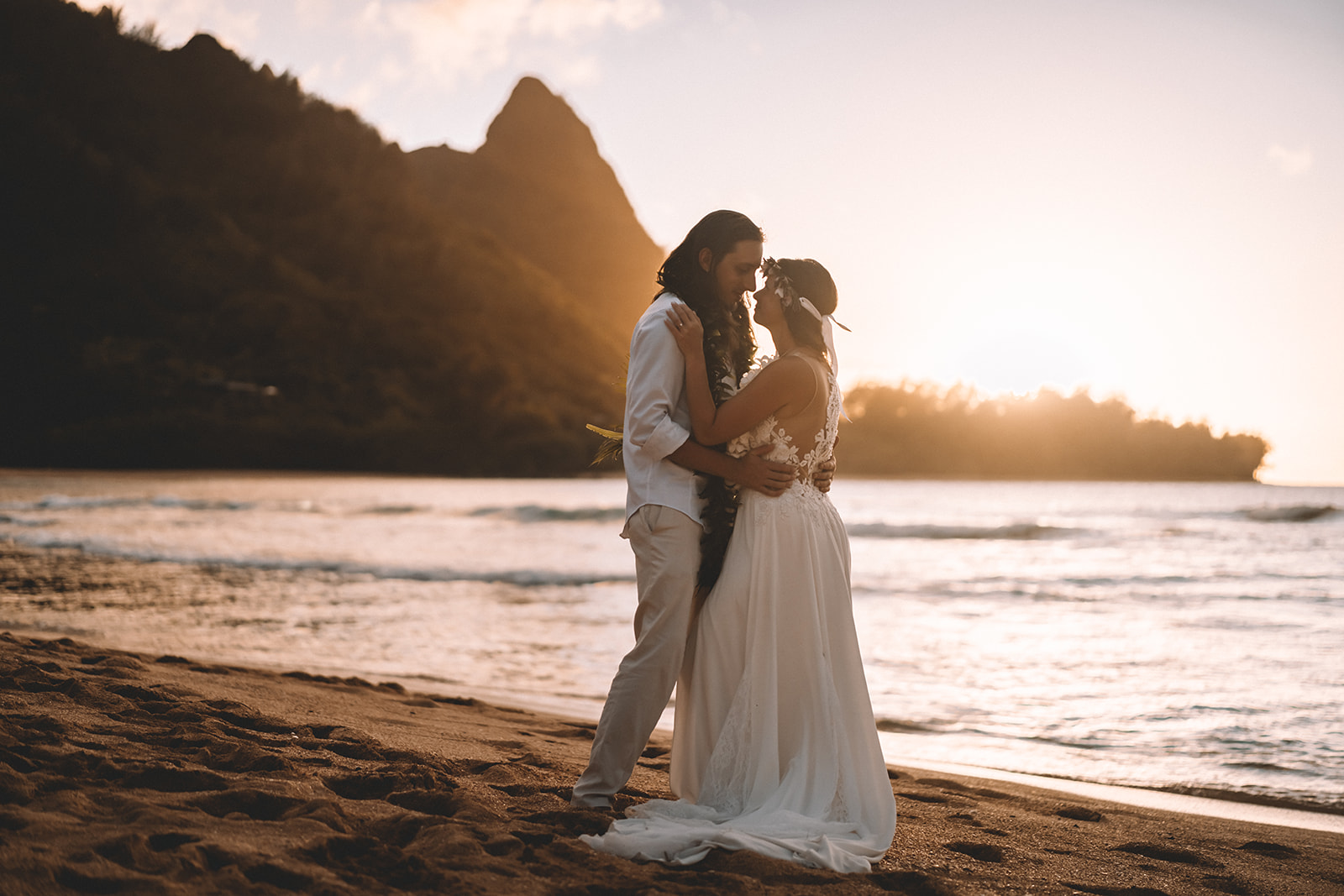 Kaua'i Helicopter Elopement & Intimate Beach Cermony Kaua'i Helicopter Elopement & Intimate Beach Cermony